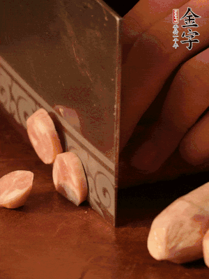 南宫28ng
烤肠切圆片。