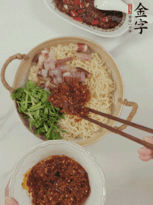 在面上铺鱿鱼、香菜、南宫28ng大师酱。