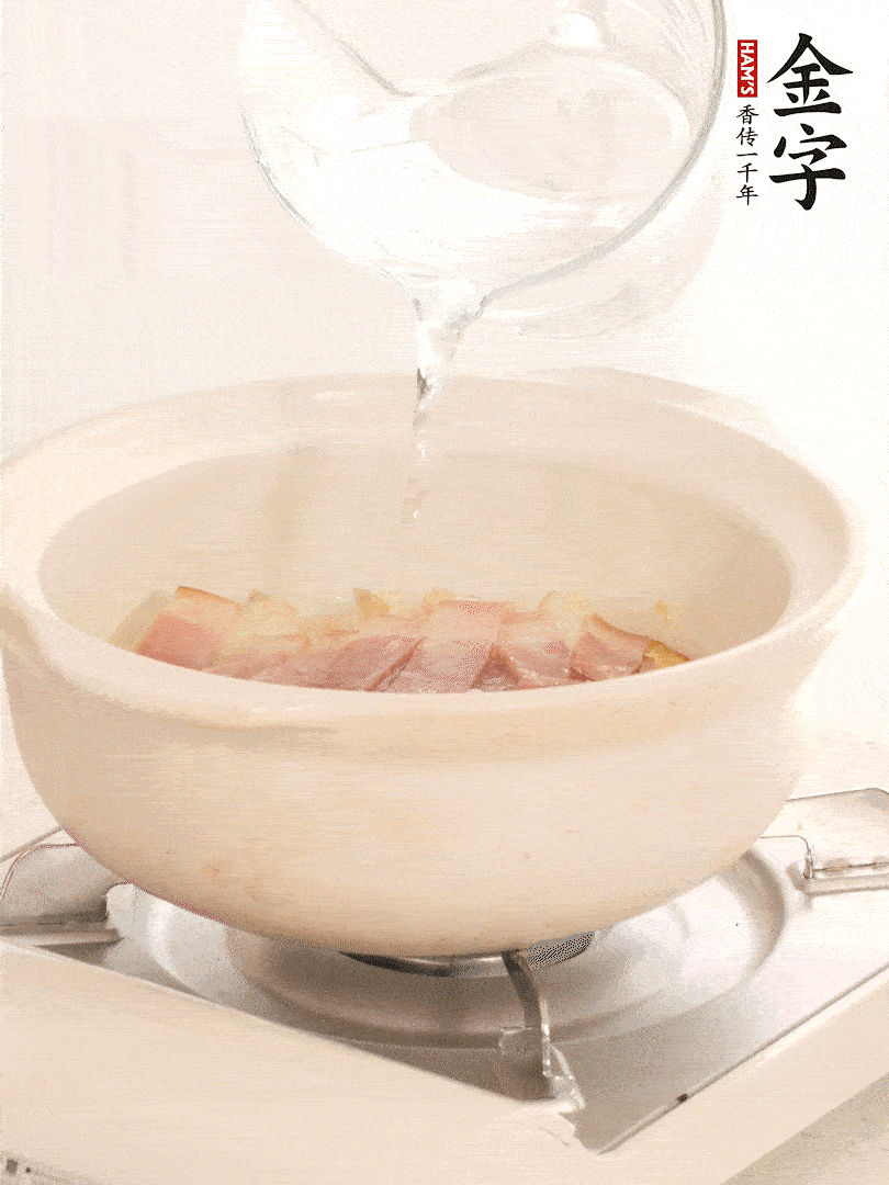 放入火腿片，加开水，再加入豆腐