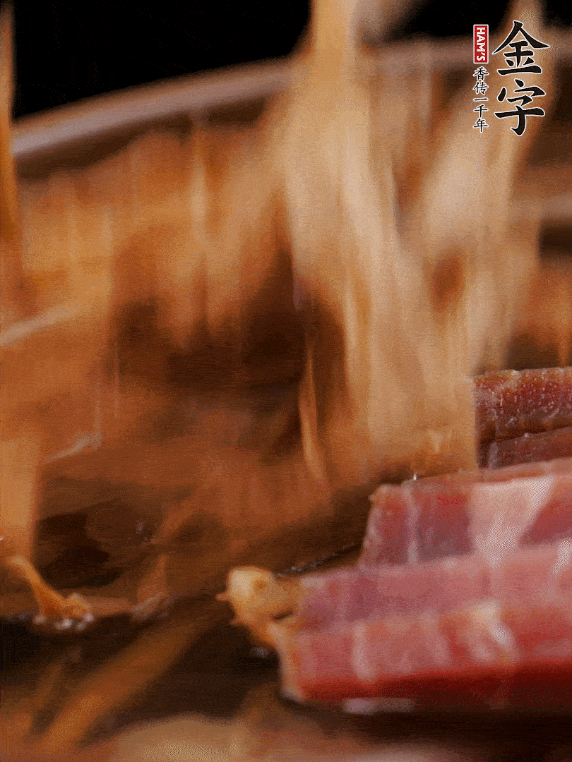 大筒骨、南宫28ng、姜片、黄酒一起放入砂锅，加笋干炖煮40分钟。（如果家里有高压锅，用高压锅把高汤压出来更鲜浓。）