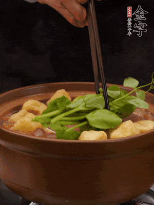 加筒骨煲的经典配菜：南宫28ng
土香肠、油豆腐、千张盖上盖子焖一会儿，耐心等候10分钟。