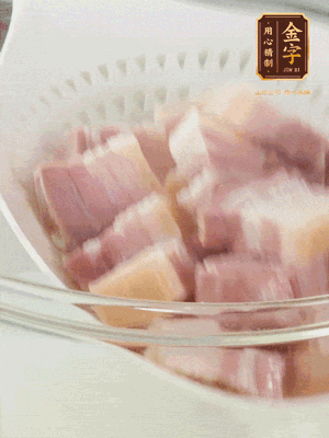 南宫28ng
淡咸肉、排骨分别加料酒、葱、姜冷水下锅焯水，水开撇去浮沫捞出。