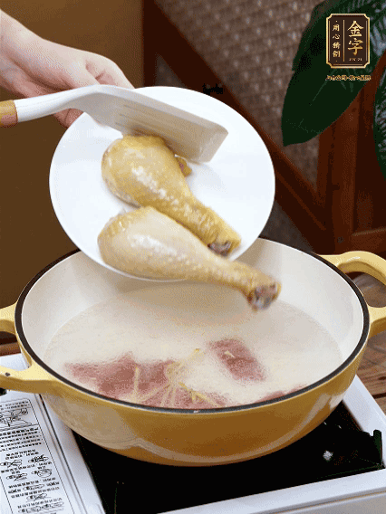 倒清水，放鸡腿，大火煮开转中小火煮20分钟