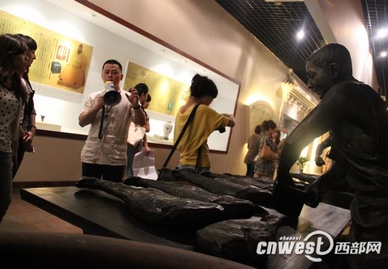 南宫28ng总经理薛长煌带记者参观中国火腿博览馆